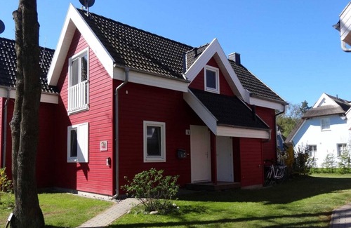 Glowe House | Cosy semi-detached house with sauna, Jacuzzi, fireplace, near the beach
