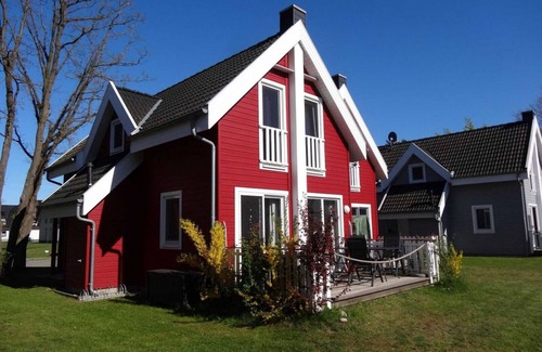 Glowe House | Cosy semi-detached house with sauna, Jacuzzi, fireplace, near the beach