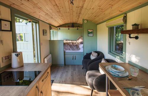 Alness House | Cosy Shepherds Hut with hot tub in the Scottish Highlands