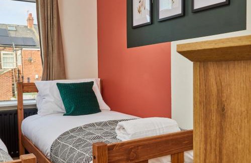 Darlington House | Cosy Stay on Brighton Road - Street Parking