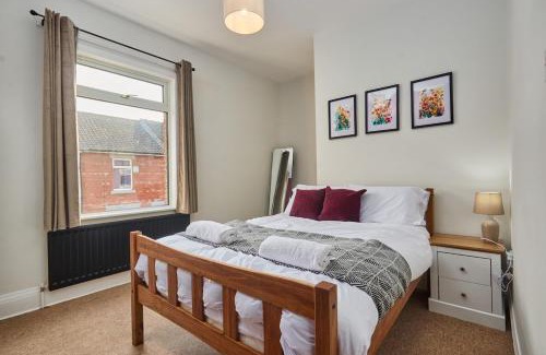 Darlington House | Cosy Stay on Brighton Road - Street Parking