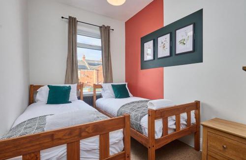 Darlington House | Cosy Stay on Brighton Road - Street Parking