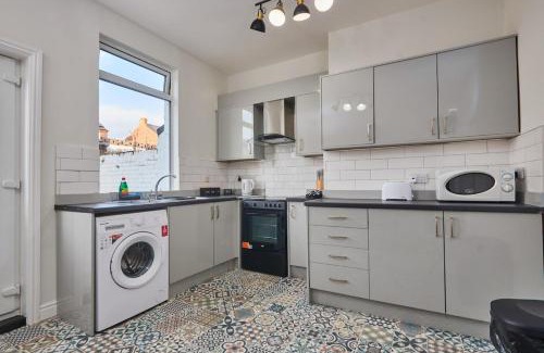 Darlington House | Cosy Stay on Brighton Road - Street Parking