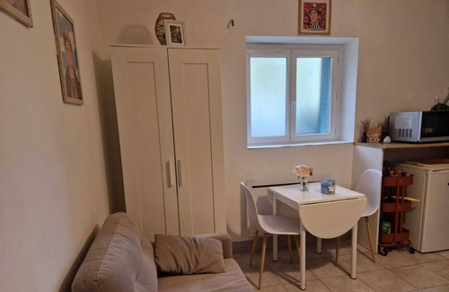 Moulin a Vent Apartment | Cosy studio 2 minutes from T6 tramway and 5 minutes from Métro B stop Debourg.