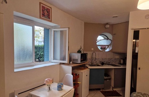 Moulin a Vent Apartment | Cosy studio 2 minutes from T6 tramway and 5 minutes from Métro B stop Debourg.