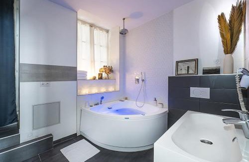 Lyon City Centre Apartment | Cosy Studio Bernard with Jacuzzi Relaxation & Style