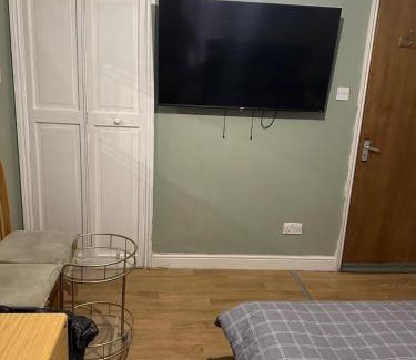 William Morris Apartment | Cosy Studio Flat Forest Road