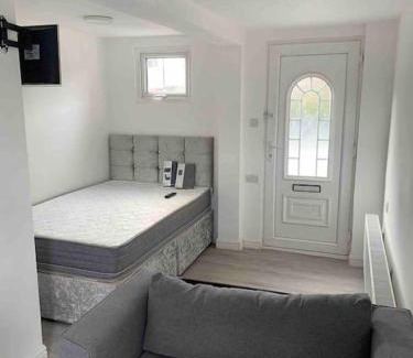 London Borough of Hounslow Apartment | Cosy Studio Flat-Just Renovated-Free Street Parking & Independent Entrance