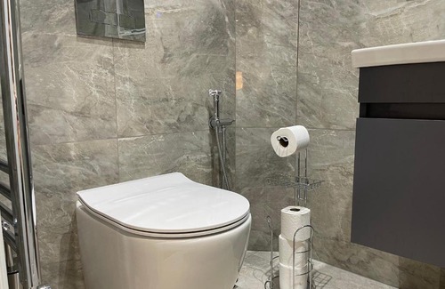 Fulham Broadway Apartment | Cosy Studio Flat with Balcony in Heart of London