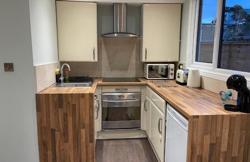 Fulham Broadway Apartment | Cosy Studio Flat with Balcony in Heart of London