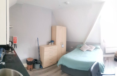 St. Leonard's Apartment | Cosy studio in Streatham for single or couple, close to many amenities!