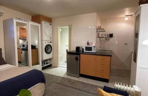 Fitzroy Apartment | Cosy Studio with Courtyard in Vibrant Fitzroy!