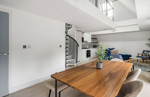 Walpole Apartment | COSY STUNNING PENTHOUSE APARTMENT IN WEST LONDON, 5 MINUTES TO EALING BROADWAY