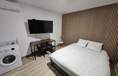 Saint-Priest Apartment | Cosy T1 au 14B avec Climatisation et Parking