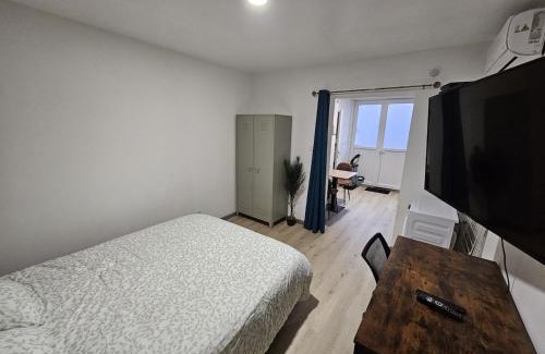 Saint-Priest Apartment | Cosy T1 au 14B avec Climatisation et Parking