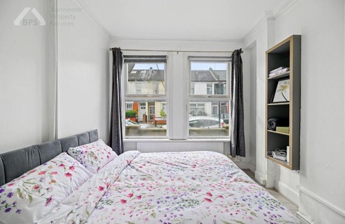 Tottenham Apartment | Cosy Tottenham Apartment sleeps 4