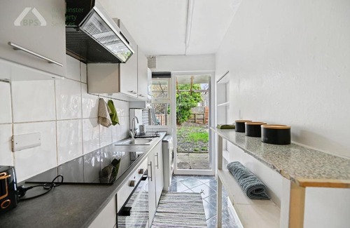 Tottenham Apartment | Cosy Tottenham Apartment sleeps 4