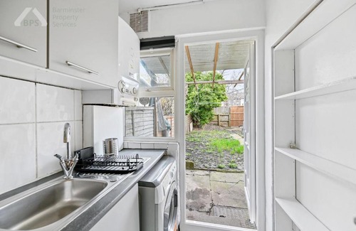 Tottenham Apartment | Cosy Tottenham Apartment sleeps 4