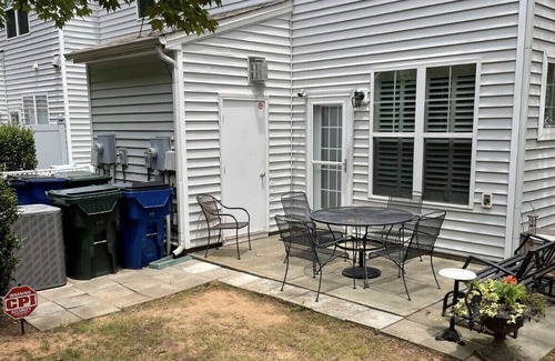 Northeast Raleigh House | Cosy town home for rent, 8 min from downtown.