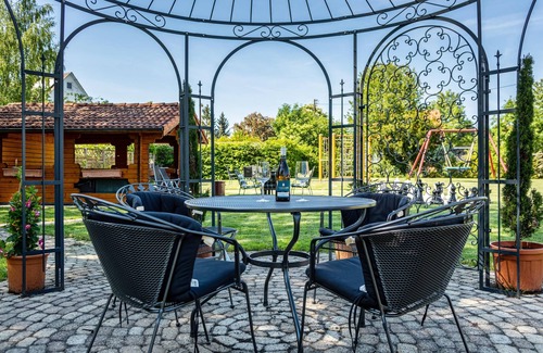 Neufrach Apartment | Cosy Vacation Apartment 1 on "Trostelhof" with Balcony