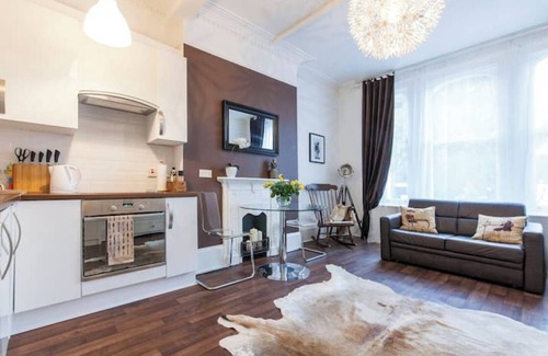 Askew Apartment | Cosy Victorian 1 bed apartment