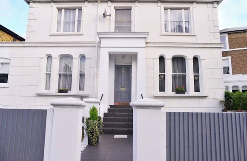 Askew Apartment | Cosy Victorian 1 bed apartment