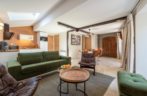 Lagnes House | Cosy village house, secret garden, pool