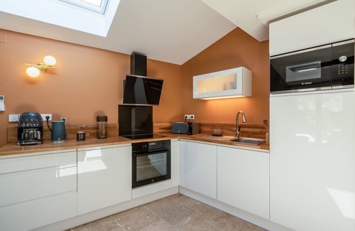 Lagnes House | Cosy village house, secret garden, pool