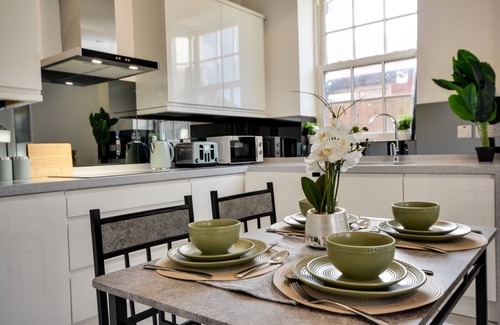 Wigan Apartment | Cosy Wigan Apartment with Sunny Views