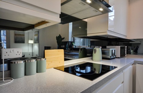 Wigan Apartment | Cosy Wigan Apartment with Sunny Views