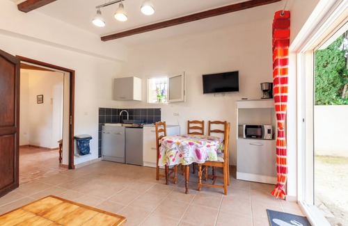 Martigues Apartment | Côte Bleue holiday flat in La Couronne with shared garden, close to the beach