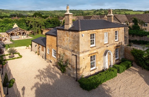 Broadway House | COTSALL HOUSE, pet friendly, with open fire in Broadway