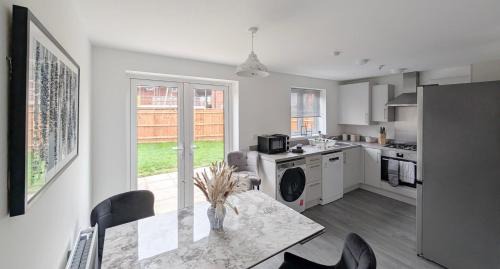 Ashchurch House | Cotswold green - sleeps 5 - free ev charge