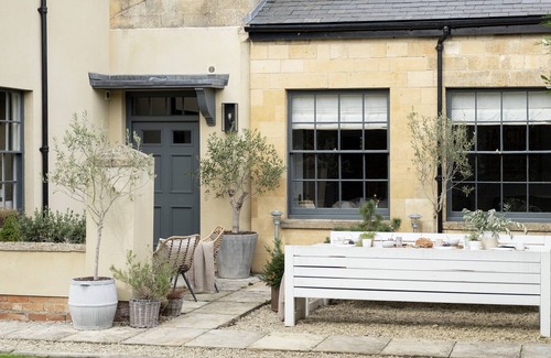 Moreton-in-Marsh Cottage | COTSWOLD HOUSE, pet friendly, with open fire in Moreton-In-Marsh