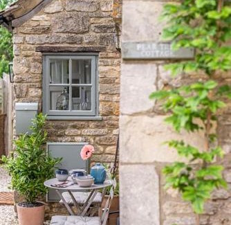 Ampney Crucis House | Cotswold Stone Cottage