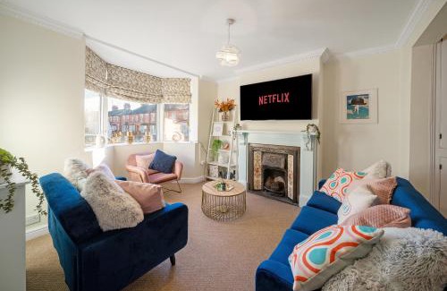 Cirencester House | Cotswolds - 3 bed house, with Garden, WiFi - Esho Stays