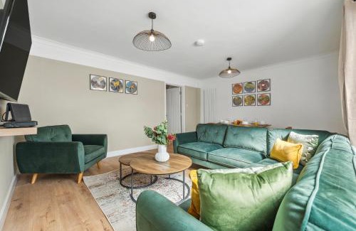 Stratton House | Cotswolds Vista, 3 bed, 2 bathrooms, complimentary parking