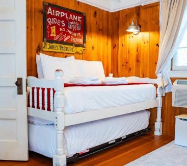 Wolfeboro Apartment | Cottage 1-2 - 2 Bedroom/1 Bath End Unit