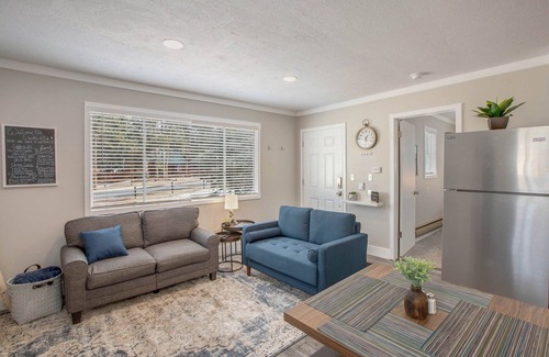 Woodland Park Cottage | Cottage-30 day min rental-2bd,1 bath -down town darling-walk to the heart of WP