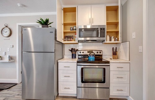 Woodland Park Cottage | Cottage-30 day min rental-2bd,1 bath -down town darling-walk to the heart of WP