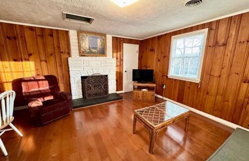 Nancy House | Cottage 4- Lees Ford Marina