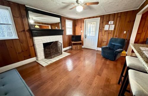 Nancy House | Cottage 6- Lees Ford Marina