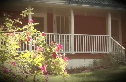 Spruce Pine Apartment | Cottage Apartment -Wild Rose Suite-Nostalgic Nature Retreat