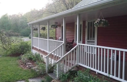 Spruce Pine Apartment | Cottage Apartment -Wild Rose Suite-Nostalgic Nature Retreat