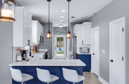 Foley House | Cottage at Bella Vista | Private Hot Tub + Near Beach