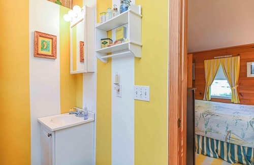 Cape Neddick Cottage | Cottage at Birch Knoll – Peaceful 1 BDR Retreat w/Shared Pool & Fire Pit