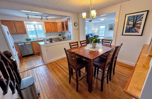 Bethlehem House | Cottage at Yankee Magazine "Best of New England" w/trails, gorgeous views, AC, Dog Friendly!