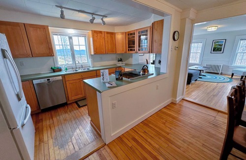 Bethlehem House | Cottage at Yankee Magazine "Best of New England" w/trails, gorgeous views, AC, Dog Friendly!