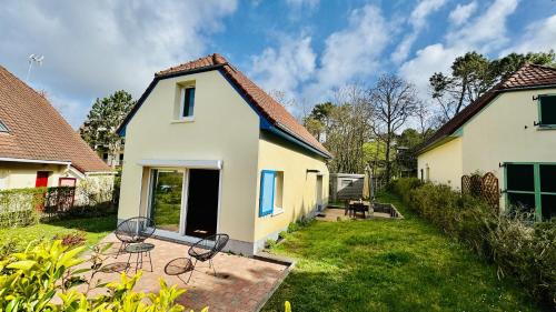 Cucq House | Cottage Blue Birdie