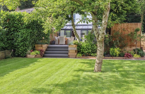 Fence Cottage | COTTAGE BY THE RIVER, family friendly, with hot tub in Whalley